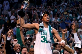 Kapitán Paul Pierce s vítězným pohárem.